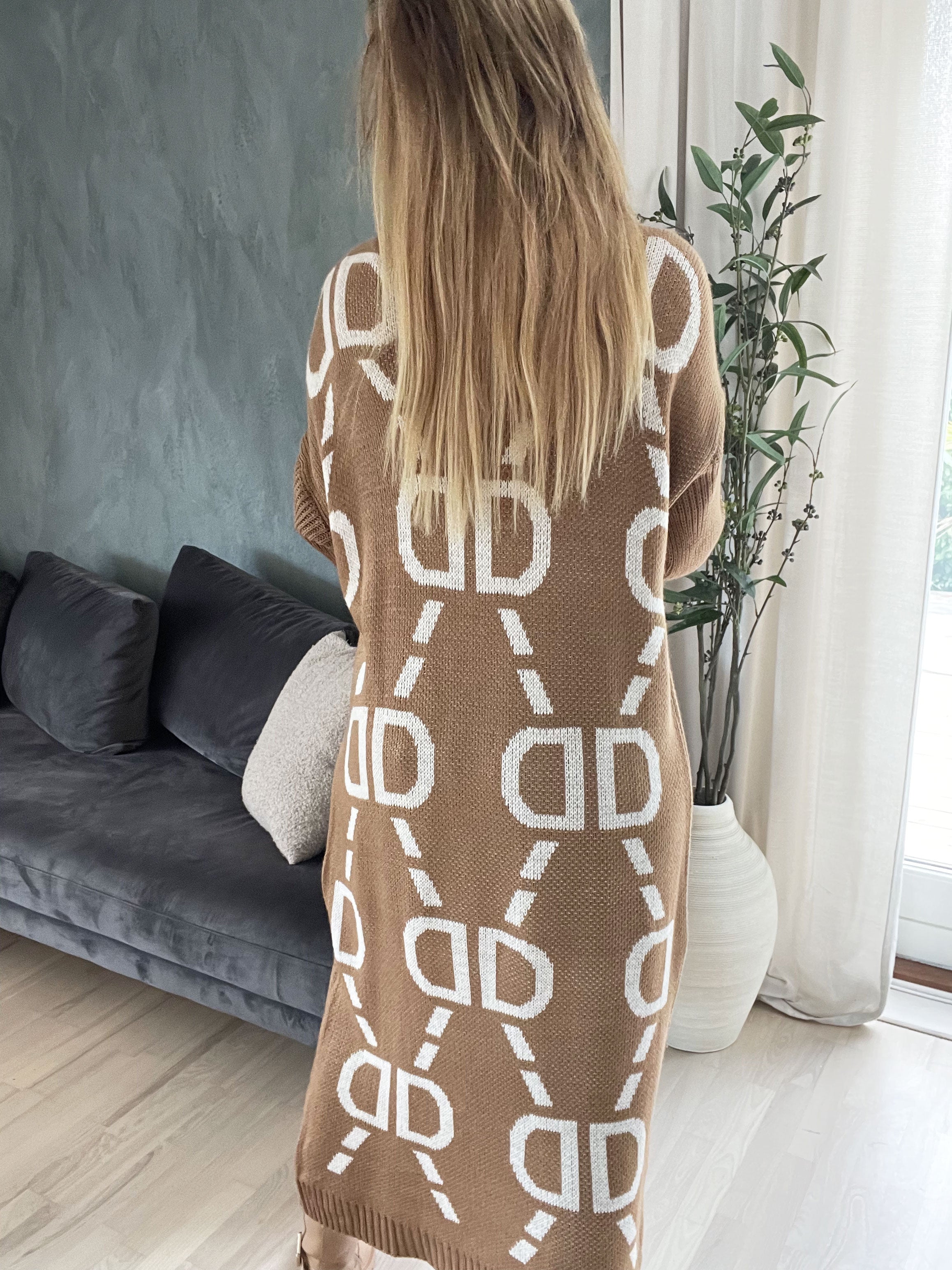 Mandy - Plus size stickad kofta med text och mönster